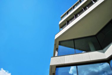 Modern bina. Camdan yapılmış modern ofis binası.