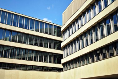 Modern bina. Camdan yapılmış modern ofis binası.