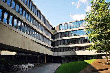 Modern bina. Camdan yapılmış modern ofis binası.