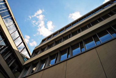 Modern bina. Camdan yapılmış modern ofis binası.