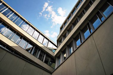 Modern bina. Camdan yapılmış modern ofis binası.