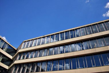 Modern bina. Camdan yapılmış modern ofis binası.