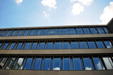 Modern bina. Camdan yapılmış modern ofis binası.