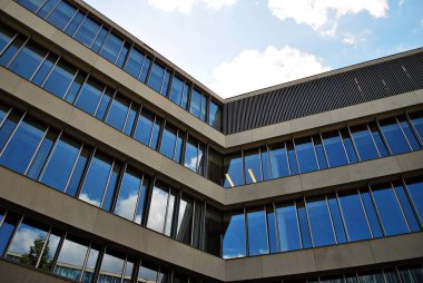 Modern bina. Camdan yapılmış modern ofis binası.