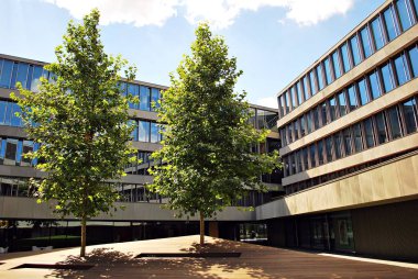 Modern bina. Camdan yapılmış modern ofis binası.