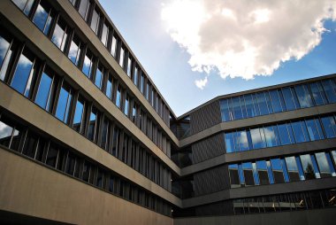 Modern bina. Camdan yapılmış modern ofis binası.