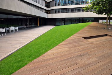 Modern bina. Camdan yapılmış modern ofis binası.