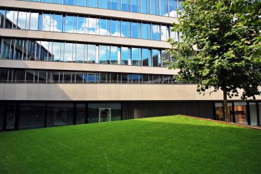 Modern bina. Camdan yapılmış modern ofis binası.