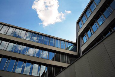 Modern bina. Camdan yapılmış modern ofis binası.