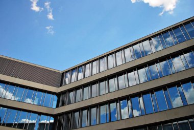 Modern bina. Camdan yapılmış modern ofis binası.