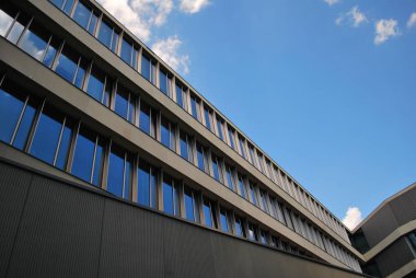 Modern bina. Camdan yapılmış modern ofis binası.