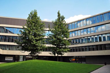 Modern bina. Camdan yapılmış modern ofis binası.