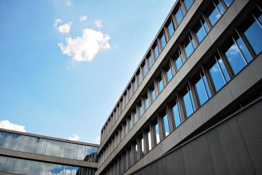 Modern bina. Camdan yapılmış modern ofis binası.