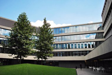 Modern bina. Camdan yapılmış modern ofis binası.