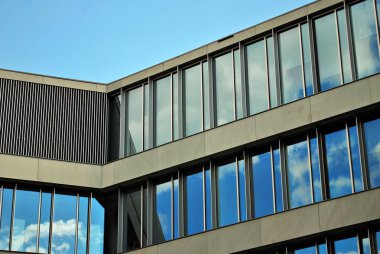 Modern bina. Camdan yapılmış modern ofis binası.