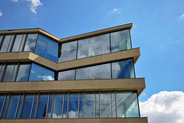 Modern bina. Camdan yapılmış modern ofis binası.