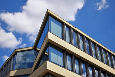 Modern bina. Camdan yapılmış modern ofis binası.