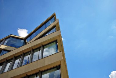 Modern bina. Camdan yapılmış modern ofis binası.