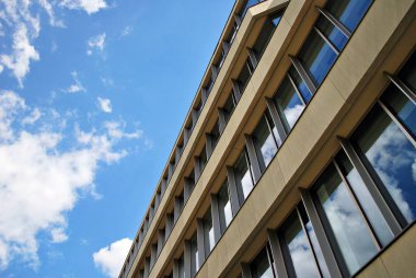 Modern bina. Camdan yapılmış modern ofis binası.