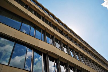 Modern bina. Camdan yapılmış modern ofis binası.