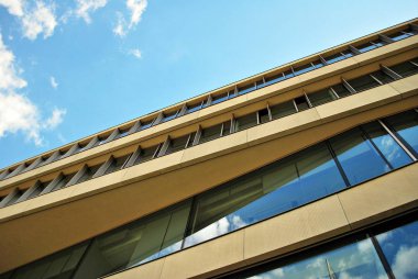 Modern bina. Camdan yapılmış modern ofis binası.