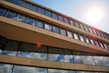 Modern bina. Camdan yapılmış modern ofis binası.