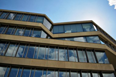 Modern bina. Camdan yapılmış modern ofis binası.