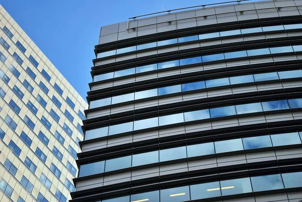 Moderno edificio de oficinas con fachada de vidrio —  Fotos de Stock