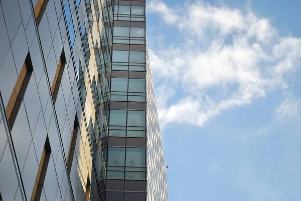 Modern bina. Camdan yapılmış modern ofis binası.