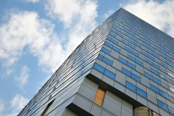 Modern bina. Camdan yapılmış modern ofis binası.