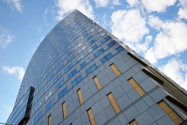 Modern bina. Camdan yapılmış modern ofis binası.