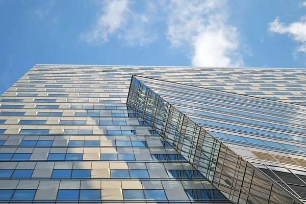 Modern bina. Camdan yapılmış modern ofis binası.