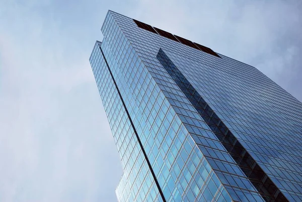 Modern bina. Camdan yapılmış modern ofis binası.