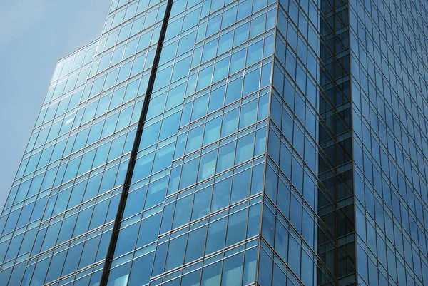 Modern bina. Camdan yapılmış modern ofis binası.