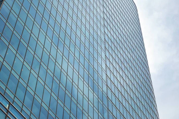 Modern bina. Camdan yapılmış modern ofis binası.