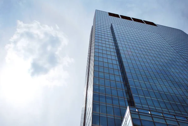 Modern bina. Camdan yapılmış modern ofis binası.