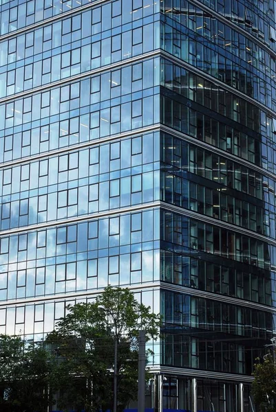 Modern bina. Camdan yapılmış modern ofis binası.