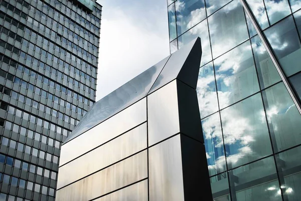 Moderno edificio de oficinas con fachada de vidrio —  Fotos de Stock