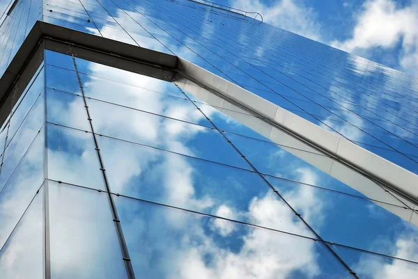 Modern bina. Camdan yapılmış modern ofis binası.