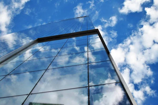 Modern bina. Camdan yapılmış modern ofis binası.