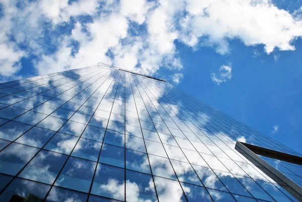 Modern bina. Camdan yapılmış modern ofis binası.