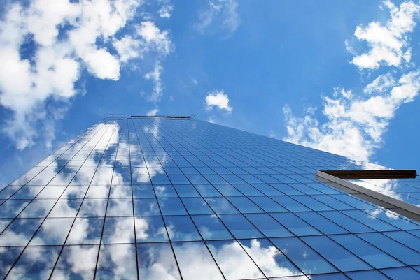 Modern bina. Camdan yapılmış modern ofis binası.