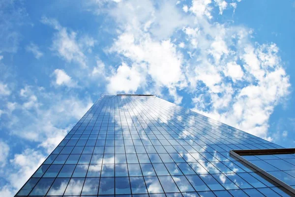 Modern bina. Camdan yapılmış modern ofis binası.