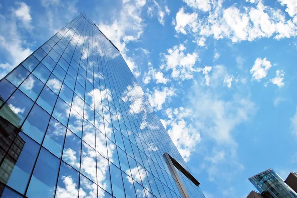 Modern bina. Camdan yapılmış modern ofis binası.