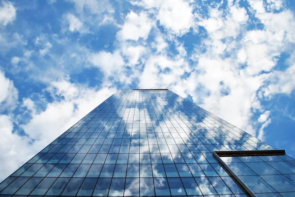 Modern bina. Camdan yapılmış modern ofis binası.