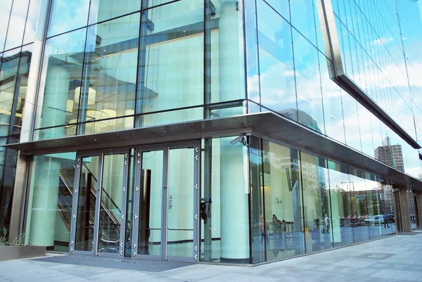 Modernes Gebäude. Modernes Bürogebäude mit Glasfassade — Stockfoto