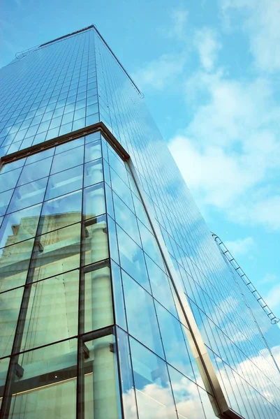 Modern bina. Camdan yapılmış modern ofis binası.