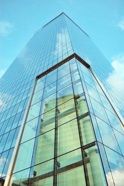 Modern bina. Camdan yapılmış modern ofis binası.