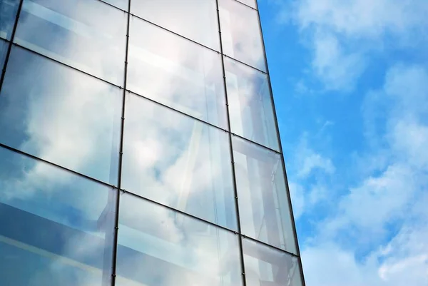 Moderno edificio de oficinas con fachada de vidrio — Foto de Stock