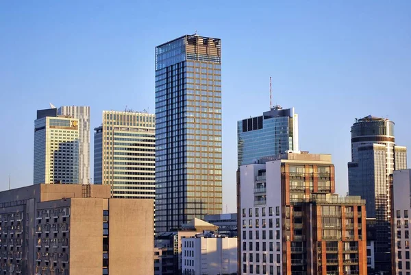 Vista de los rascacielos modernos en el centro de la ciudad . —  Fotos de Stock